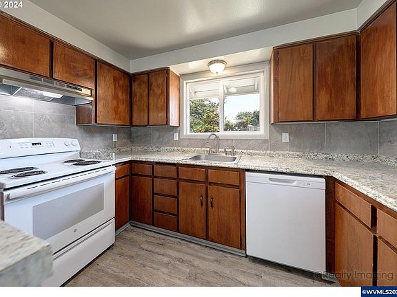 4th image of 546 48th Ct SE