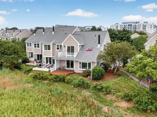 19 Schooner Ln Unit 19, Quincy, MA 02171