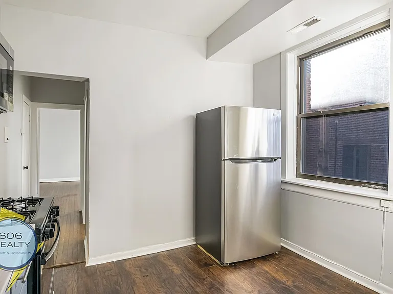 Hyde Park Apartments — Photo 14