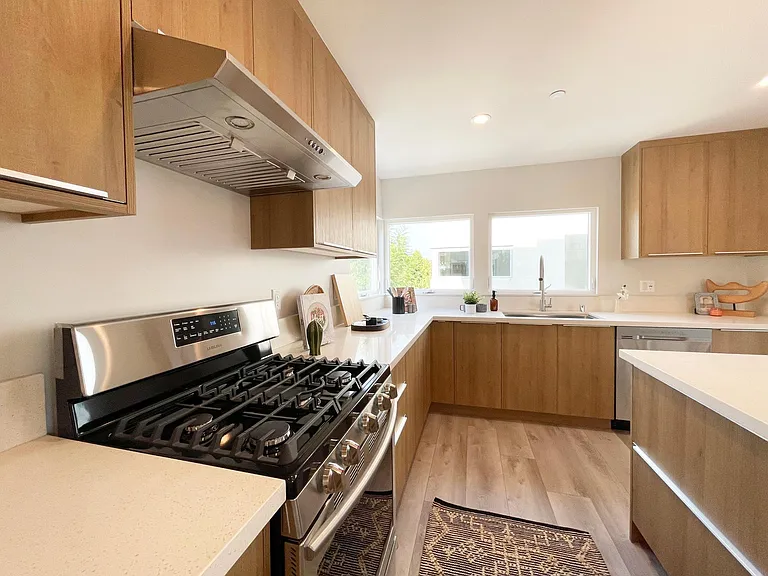 230 S San Marino Ave #B — Photo 6
