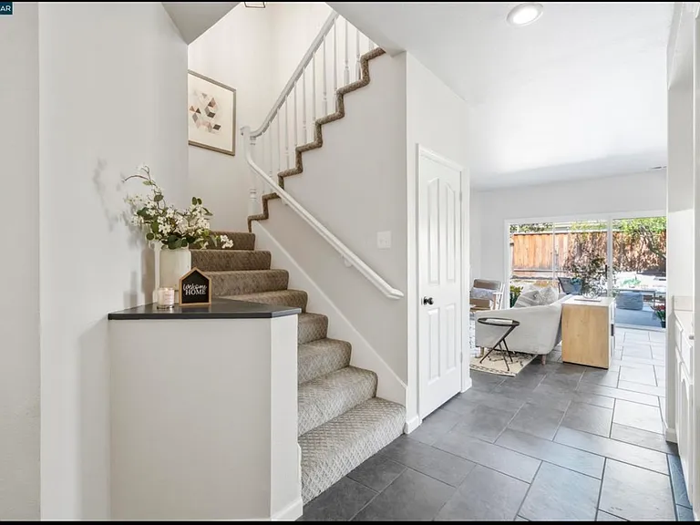 5 Stuart Pl — Photo 4