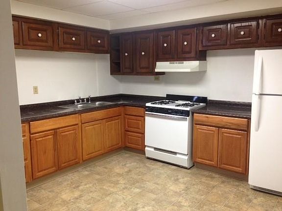 Apt 4E has a large eat-in kitchen with a gas range. Ideal for cooking for families that like to eat.