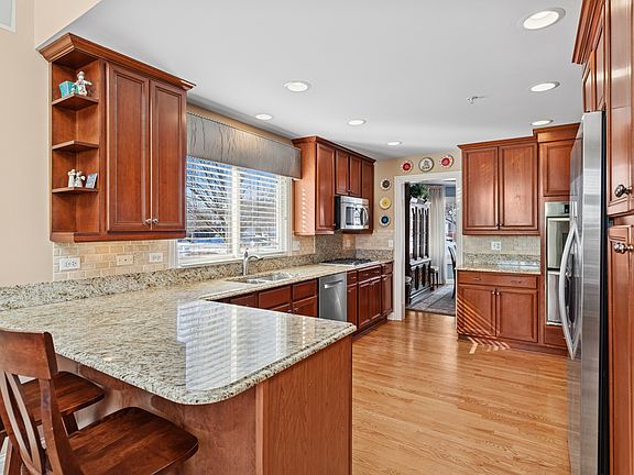 3rd image of 32955 N Stone Manor Dr