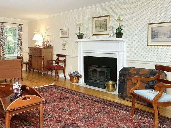 4th image of 321 Meadow Ln