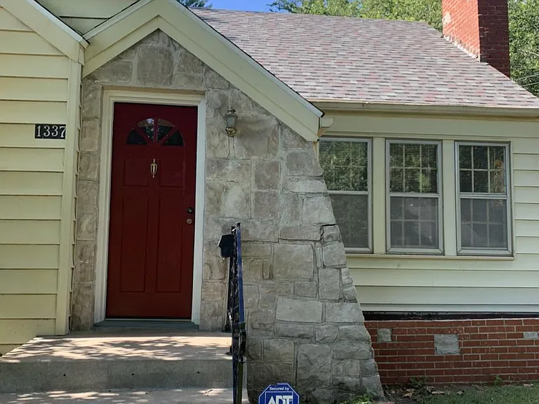 1337 E Monroe St — Photo 4
