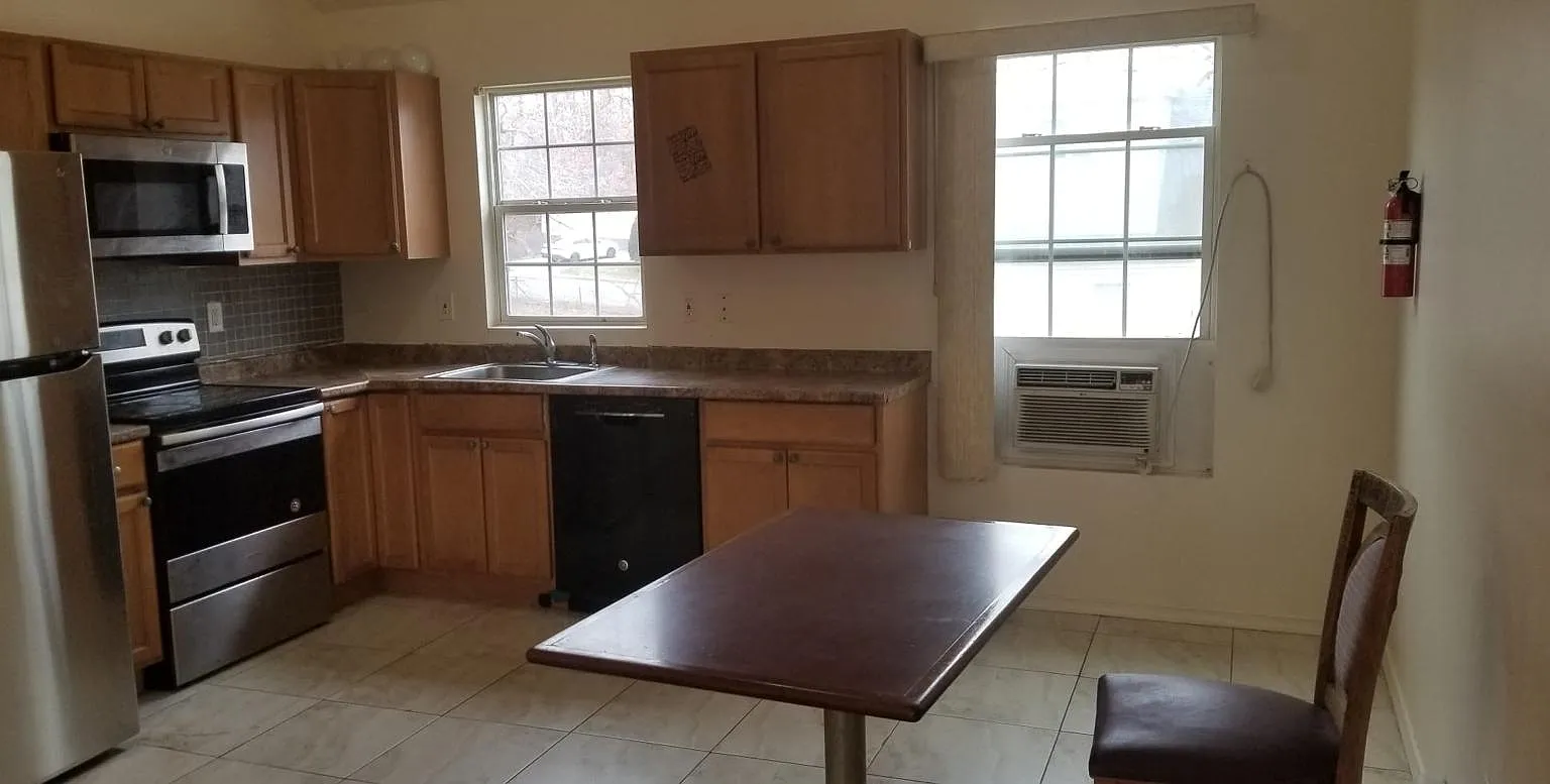 4 bed, 1000 sqft, $4,000 — Photo 3