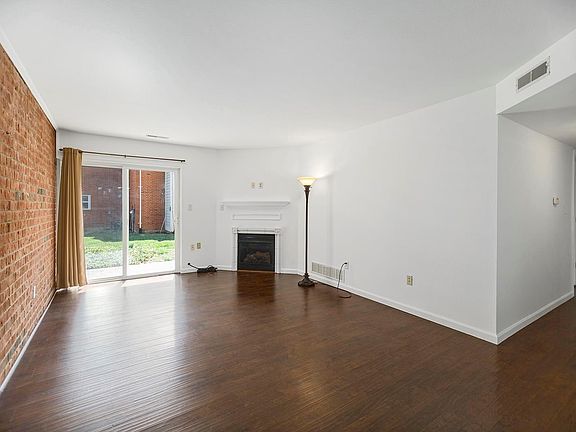 4th image of 1946 Greenpoint Dr APT 102