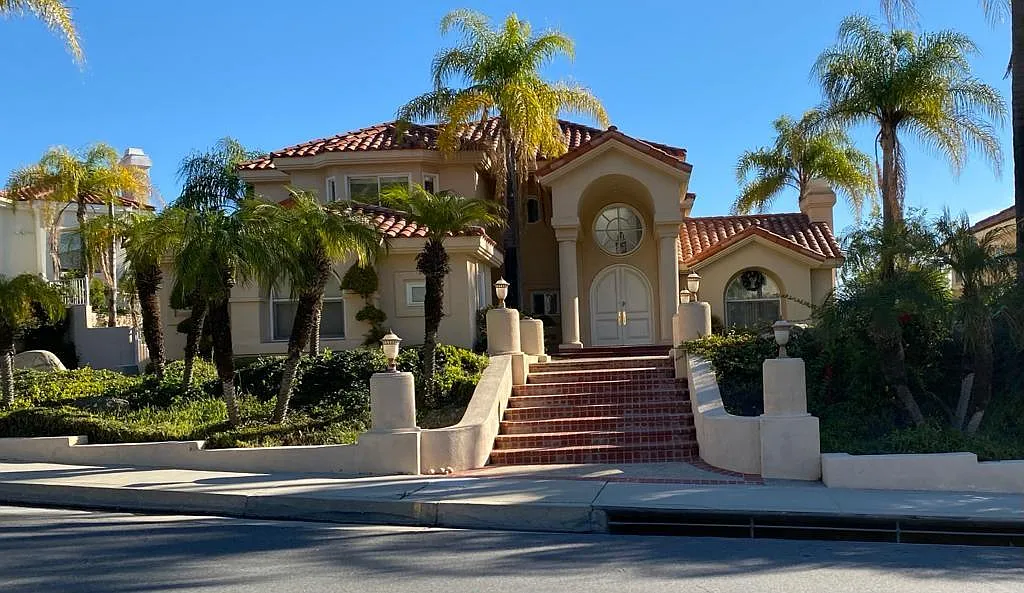 4 bed, 4067 sqft, $6,000 — Photo 1