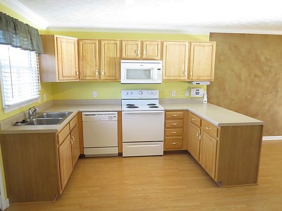 3rd image of 578 Beaverview Dr