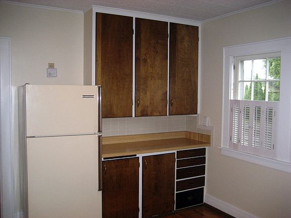 3rd image of 1300 Oak St