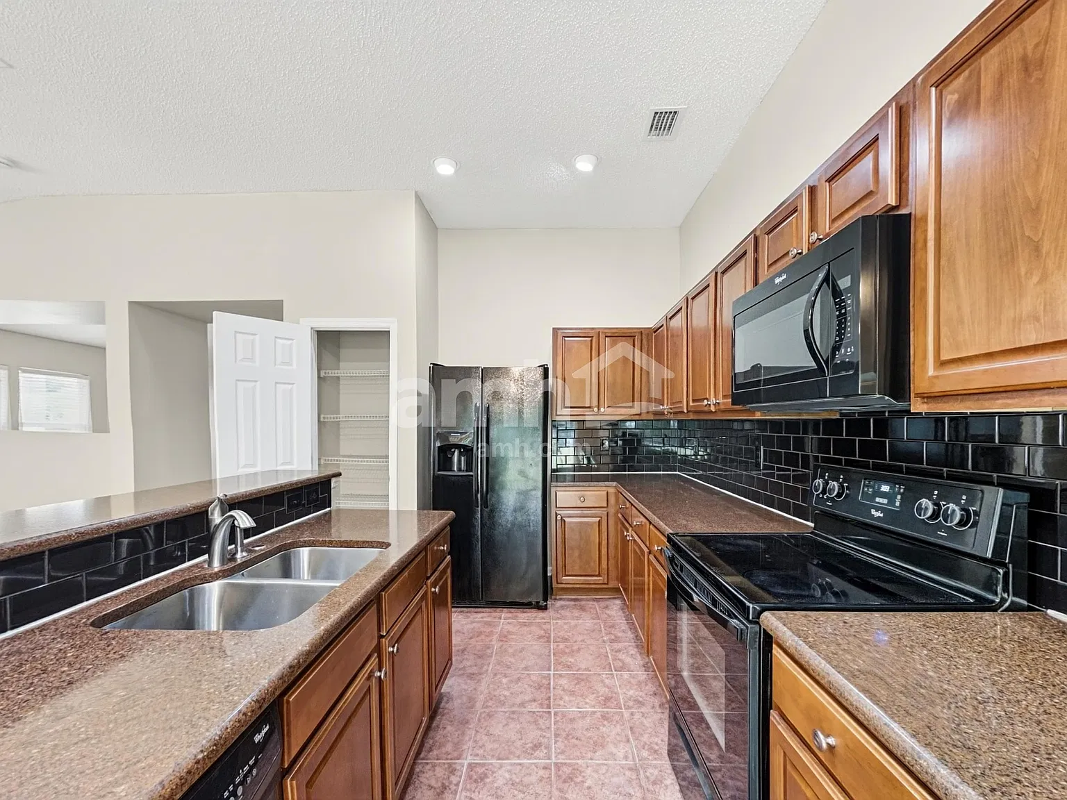 3 bed, 2.0 bath, 2251 sqft, $2,190 — Photo 3