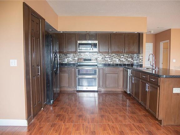 4th image of 365 Aldershot Ct
