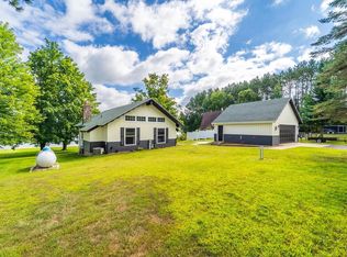 41 Lake Dr, Gresham, WI 54128