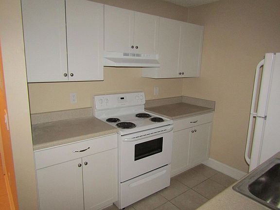 3rd image of 1503 Meadows Cir W