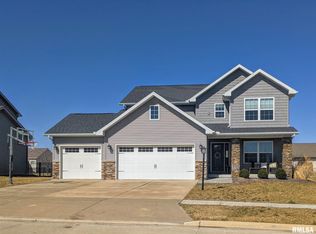 1613 Mackenzie St, Washington, IL 61571