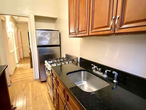 2nd image of 404 Park Pl #2