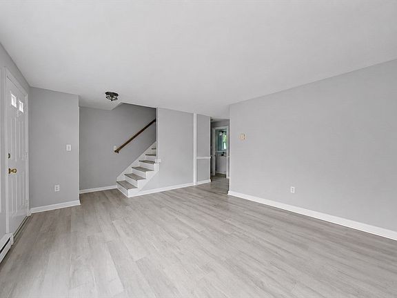 4th image of 18 Cedar Sq Unit 18