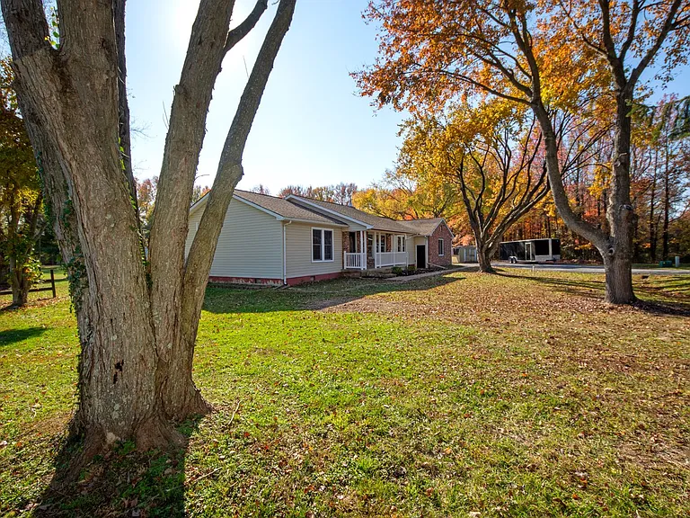 105 King George Ct — Photo 2