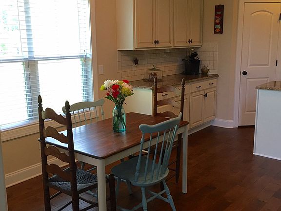 Eat-In kitchen