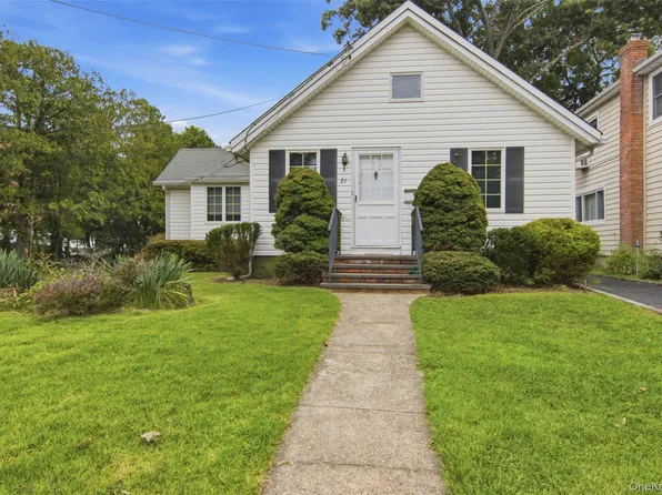 21 Sherrard St, Roslyn Heights, NY 11577
