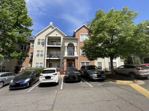 4140 Fountainside Ln Unit 201, Fairfax, VA 22030