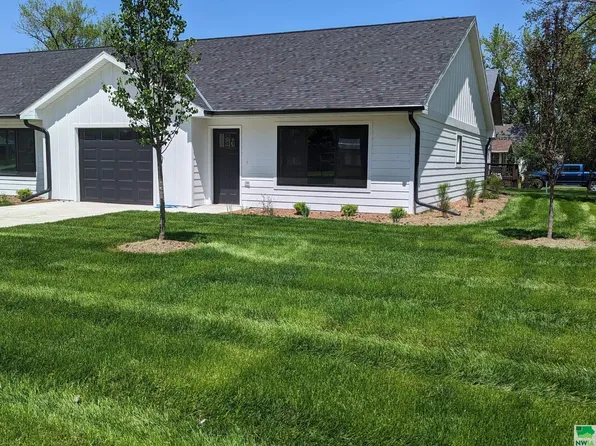 110 E 7th St, Wakefield, NE 68784