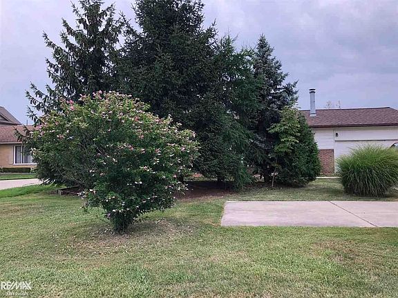 5th image of 47918 Jefferson Ave