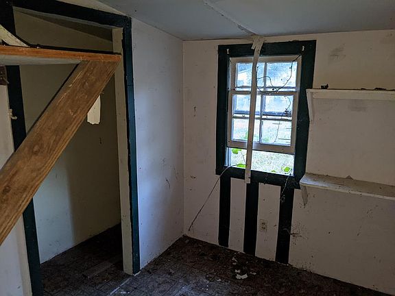 3rd image of 321 SE Gilwood St