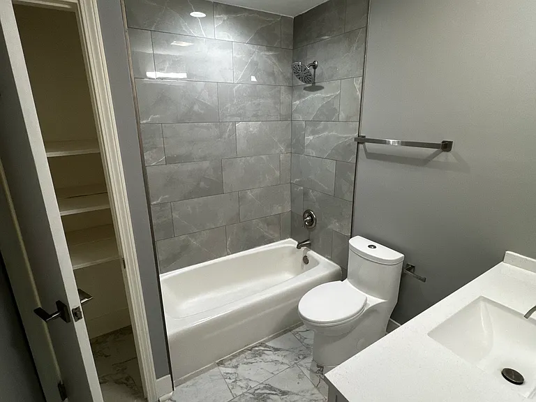 300 W Burlington Ave #4 — Photo 6
