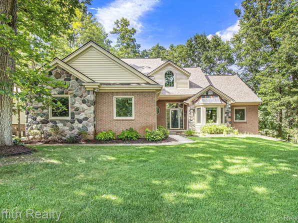 10687 Arbour Dr, Brighton, MI 48114