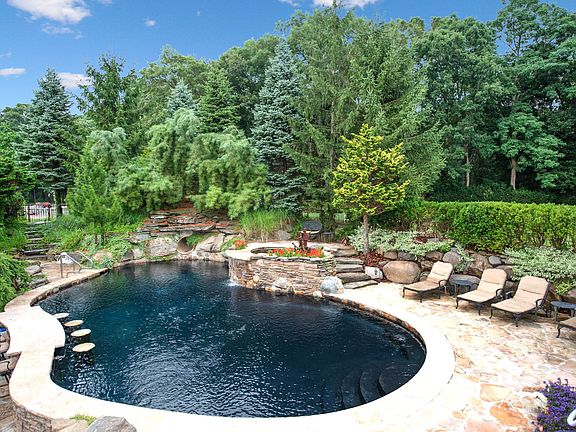 3rd image of 32 Jagger Ct