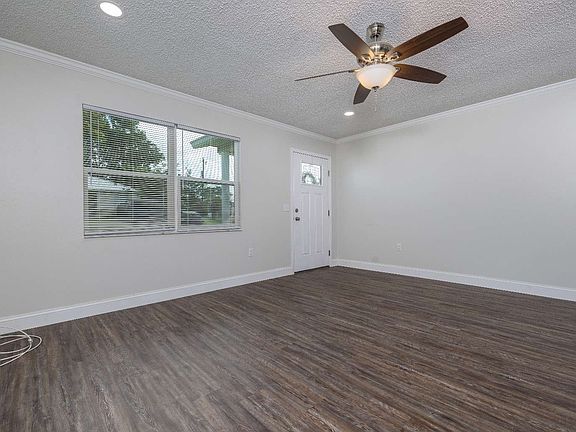 2nd image of 226 SE Sable Ln