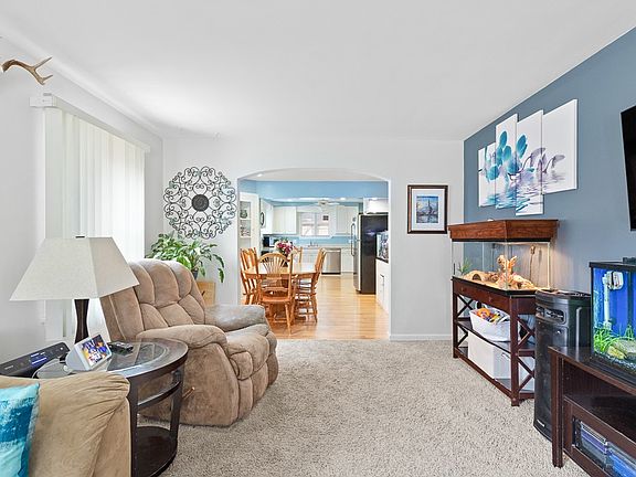 2nd image of 952 W 21st St