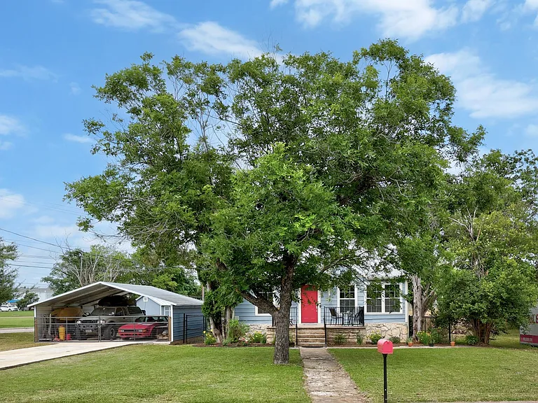 2120 Leander St — Photo 3