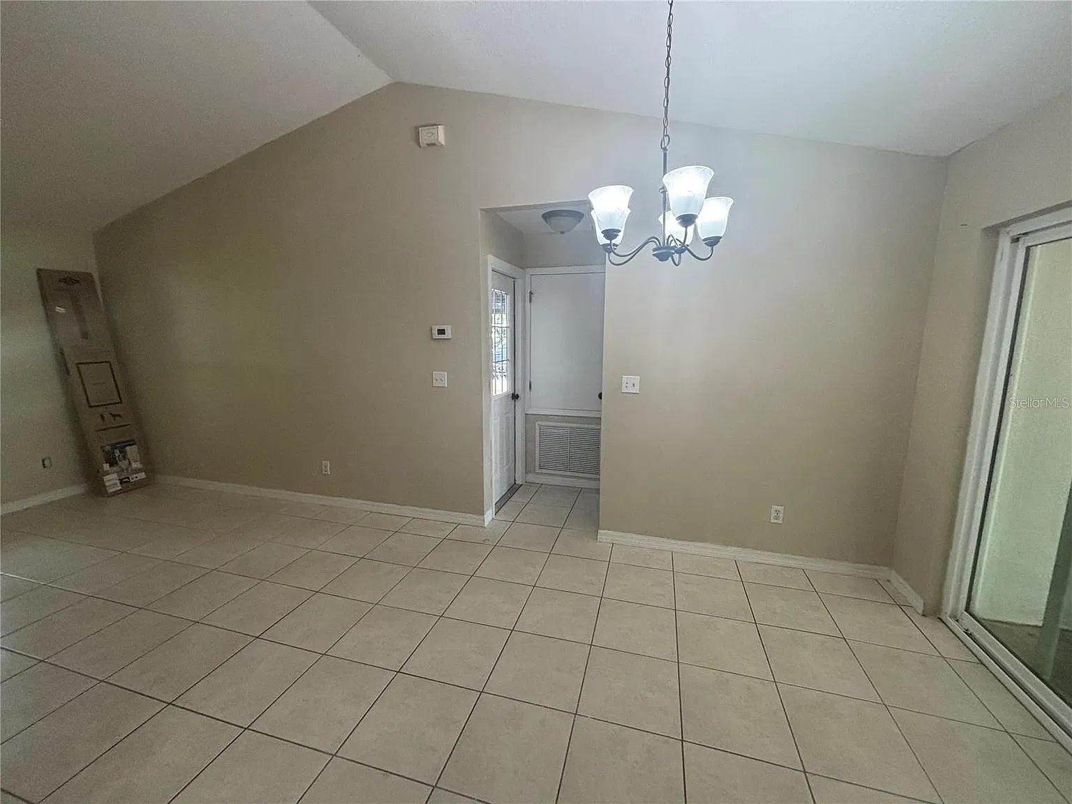 3 bed, 2.0 bath, 1187 sqft, $2,400 — Photo 4