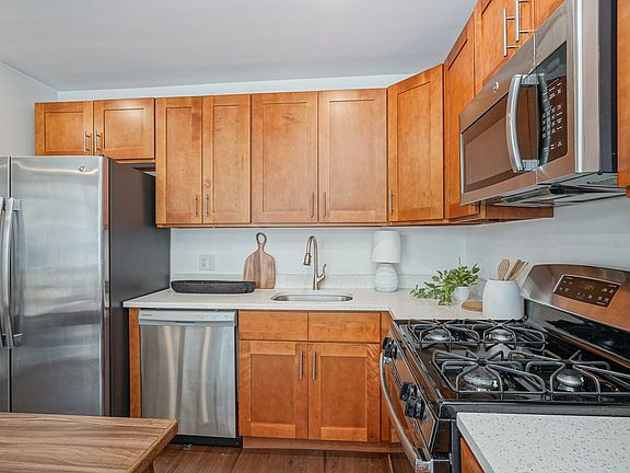5th image of 1637-39 Poplar St APT 1F