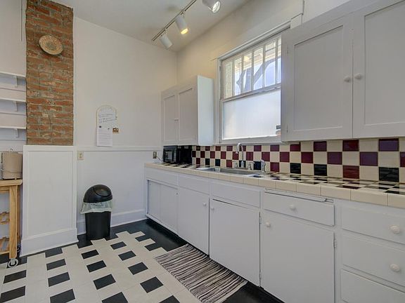 5th image of 308 Harvard Dr SE