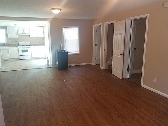 2nd image of 916 N Hill St