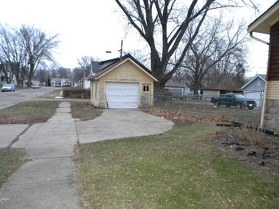 4th image of 449 Oak Grove Ave