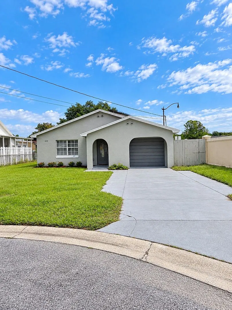 Stunning 4-Bedroom Pool Home with Solar Panels Your Private Florida Paradise Awaits! — Photo 2