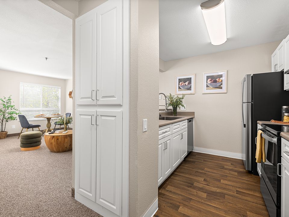 Carlton Concord offers exclusive amenities, as well as abundant shopping, dining, and entertainment options nearby in Downtown Concord.