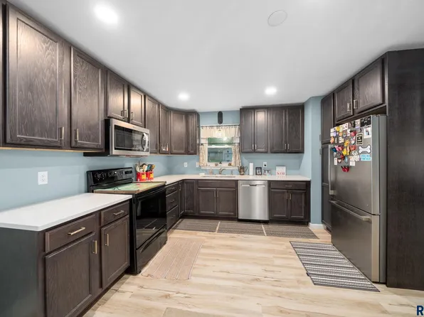 920 S Grandview Ave, Sioux Falls, SD 57103