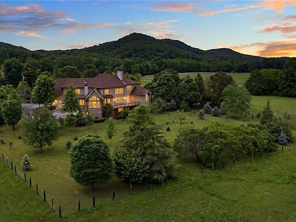 3rd image of 10 Mountain Breeze Rd