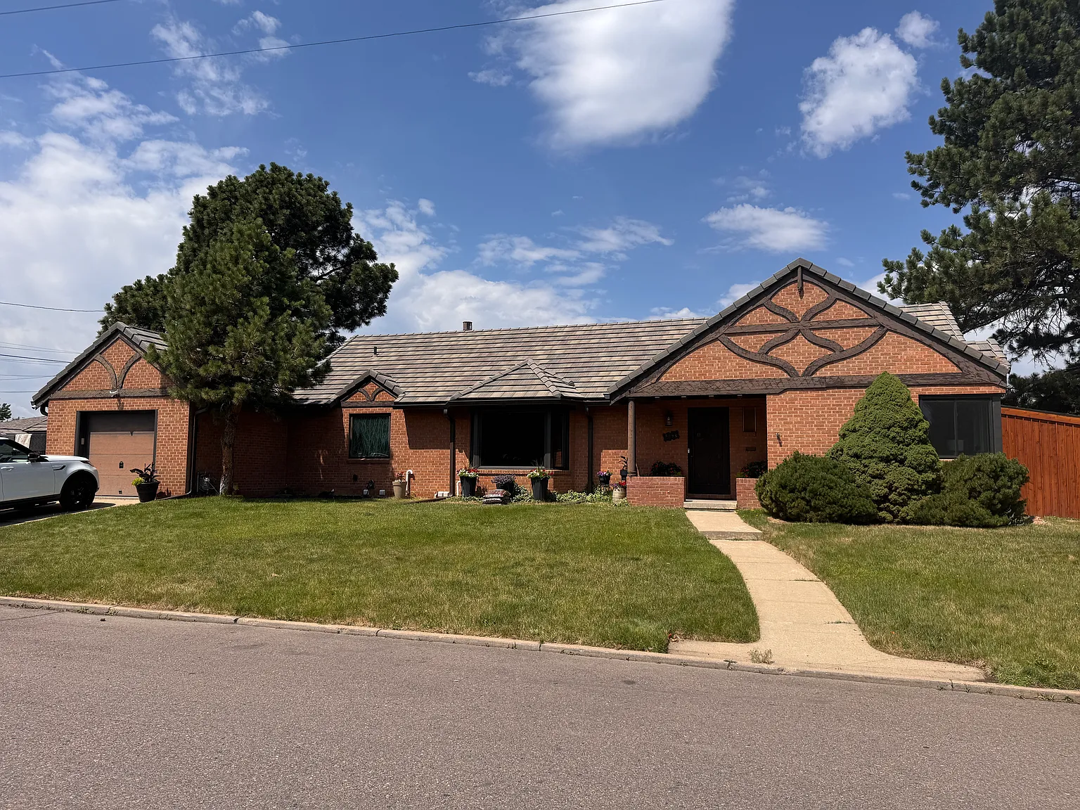 4 bed, 2.5 bath, 2200 sqft, $5,900 — Photo 2