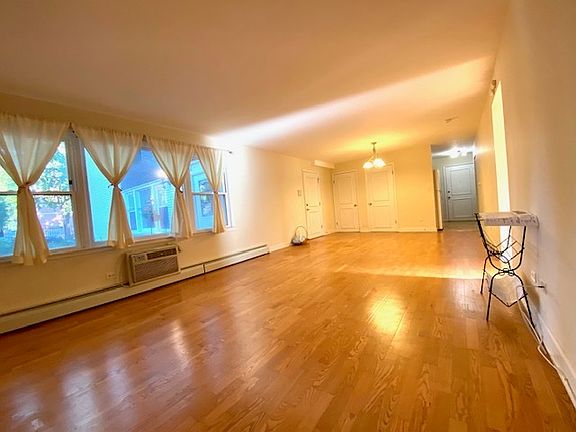 2nd image of 6738 N Bosworth Ave APT 1W