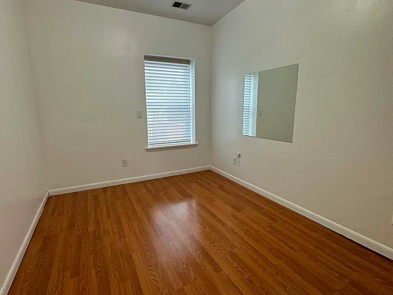 952 Broadway #3 — Photo 3