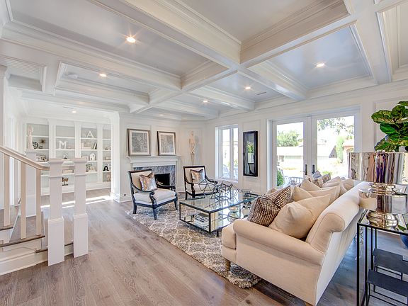 5th image of 228 Iris Ave