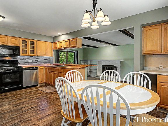 4th image of 2440 Saratoga Dr NE