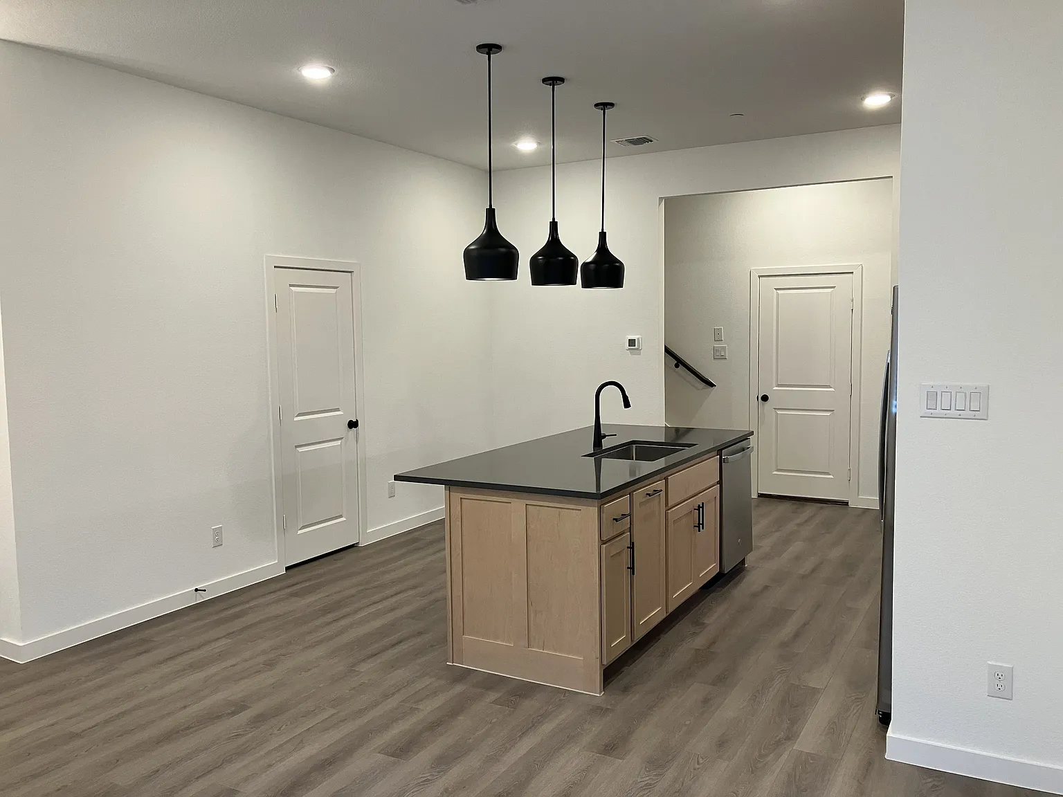 3 bed, 2.5 bath, 1526 sqft, $2,700 — Photo 2