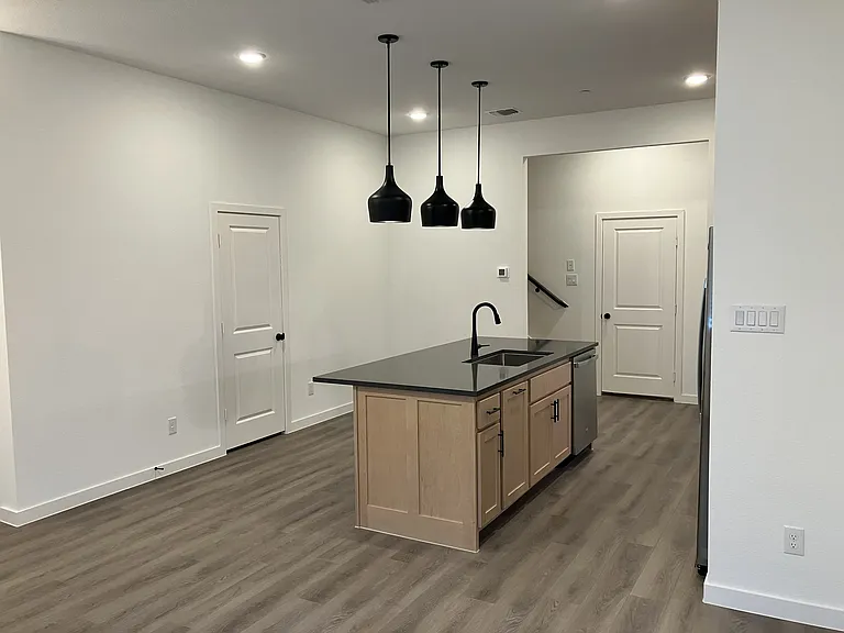 839 Pedernales Dr — Photo 2